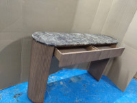 Table console d'intérieur moderne et luxueuse en bois massif avec dessus en marbre et tiroirs