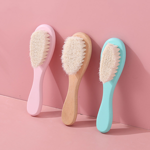 Échantillon gratuit professionnel approuvé Brosse à cheveux pour bébé en bois Peigne et ensemble de brosses pour bébé - Product Image 1