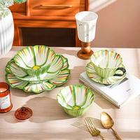 Service de table coréen en céramique à motifs floraux avec tasses et bols, orné de reliefs décoratifs, idéal pour les fêtes et les repas