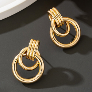Boucles d'oreilles pendantes géométriques dorées en alliage de zinc, forme ronde, pour soirée, tendance - Product Image 3