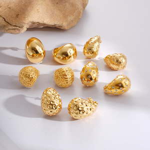 Boucles d'oreilles clous QX plaquées or 18 carats, tendance, texturées et entrelacées, en acier inoxydable, bijoux de fête pour femmes - Product Image 2