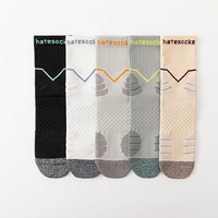 Chaussettes de sport montantes respirantes en tricot rayé pour hommes avec logo sur le revers, idéales pour l'automne et les activités de plein air