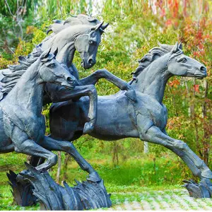 Caballo de salto de equitación grande antiguo medieval con esculturas de estatuas de Caballero de persona de bronce de metal de Guerrero