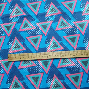 Le motif de fleurs en triangle géométrique à la mode ne se démode jamais de l'impression numérique personnalisée sur divers tissus - Product Image 3