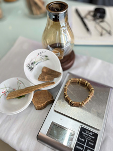 Bracelet Ky Nam Premium Plaqué Or, Finition Huilée avec 9 Pièces de Bois et 18 Perles, Taille Personnalisée - Product Image 2