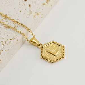 Collar de Moda para Mujer con Colgante de Letra del Alfabeto Hexagonal Geométrico en Oro de 18K y Acero Inoxidable, Iniciales en Inglés - Product Image 6