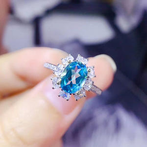 Anello da Donna F1707 in Argento 925 con Topazio, Taglio Ovale, Montatura a Griffe, Anello di Fidanzamento con Gemma, Motivo a Stella, Gioielleria Fine - Product Image 6