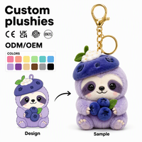 Porte-clés en peluche personnalisé OEM ODM, motif paresseux aux myrtilles, mignon animal de café, breloque de sac, design chapeau de fruit, boîte cadeau imprimée sur mesure CE UKCA ASTM