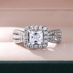 Anello di Fidanzamento F732 per Donna in Oro Bianco con Diamante Naturale Taglio Principessa, Colore G, Design Halo - Product Image 6