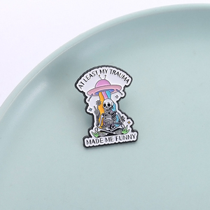 Al menos mi <span class=keywords><strong>trauma</strong></span> me hizo divertido esmalte Pin Salud mental autocuidado Punk esqueleto nave espacial broche solapa insignia joyería regalo - Product Image 1