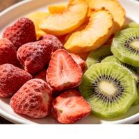 Gezonde gevriesdroogde groenten en aardbeien met natuurlijke zoetheid, gedroogd fruit in vacuümverpakking, FD-droogproces