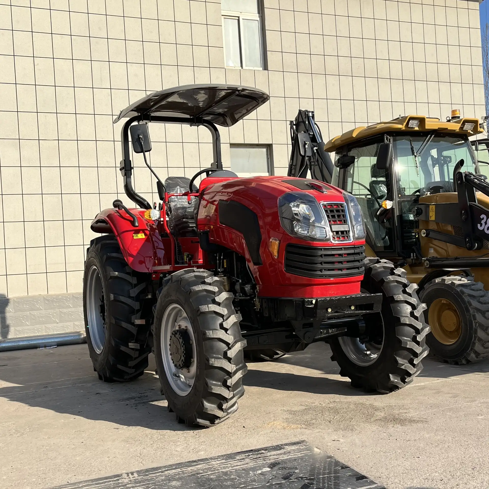 120HP çiftlik traktörü dizel 4x4 tekerlekli ATV kompakt traktör tarım kamyonları çim biçme traktörü yükleyici ve kazıcı kazıcı ile