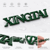 Plaque de marque personnalisée de luxe en alliage de zinc avec lettrage 3D en relief et émail vert foncé pour sacs et vêtements, logo métallique sur mesure
