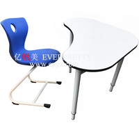 Mobilier scolaire à hauteur réglable ensemble de chaises de bureau pour étudiant unique bord lisse en forme de triangle pour une utilisation en classe
