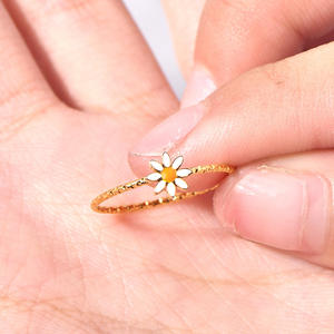 Design originale anello in acciaio al titanio fiore <span class=keywords><strong>margherita</strong></span> nuovo in stile semplice piccolo anello di lavorazione all'ingrosso - Product Image 2