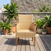 Chaise de jardin scandinave minimaliste en rotin avec accoudoirs en teck et pieds effilés - Meuble durable pour l'extérieur et le salon