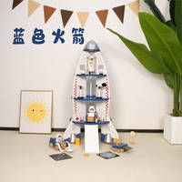 Un grand modèle de fusée spatiale bleu de démontage et d'assemblage faits à la main de jouets en bois pour enfants