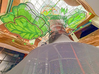 Équipement de jeux d'intérieur sur le thème de l'arbre, balançoires, jeux d'escalade, filets ou murs d'escalade, trampoline pour enfants