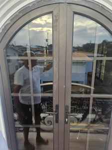 Puerta Arqueada de Aluminio para Exterior con Diseño de Rejilla, Puerta de Entrada con Bisagras - Product Image 4