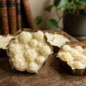 Urli con flores, velas artísticas hechas a mano en contenedor dorado con diseño de rosas para decoración del hogar en interiores. - Product Image 3