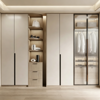 Armoire intégrée sur mesure pour toute la maison, du sol au plafond, avec vitrine en verre cannelé, rangement de chambre
