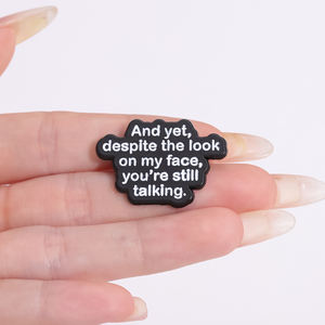 Sting Pins und doch trotz des Aussehens auf meinem Gesicht sprechen Sie immer noch Text Short Sente nce Emaille Brosche Mood Backpack Badge - Product Image 5