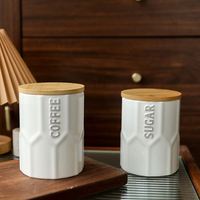 Vente en gros de nouveaux ustensiles de cuisine créatifs de qualité alimentaire ensemble de boîtes à café en céramique boîte de rangement personnalisée en relief pour le thé et le sucre avec couvercle en bambou