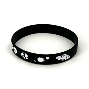Bracelet en silicone personnalisé avec impression, gaufrage et débossage – Bracelets promotionnels en caoutchouc sur mesure - Product Image 4
