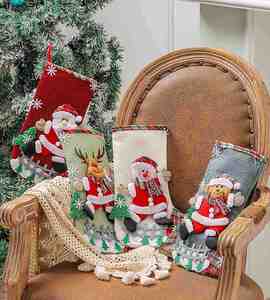 Ensemble personnalisé de grandes chaussettes modernes en toile, rouge et vert traditionnels, pour fêtes de famille, promotion de Noël, cadeau portable - Product Image 1