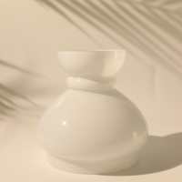 Abat-jour suspendu décoratif en verre blanc avec finition opale, moulé par soufflage artisanal, pour projets d'éclairage résidentiel et hôtelier