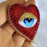 Broche MANTU œil rouge perlé, œil bleu, cœur brodé fait main en fausse fourrure, style vintage, légère