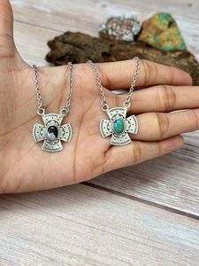 สร้อยคอเงินแท้ชุบโรเดียมทำมือ ประดับด้วยจี้คิงแมนเทอร์ควอยซ์และไวท์บัฟฟาโล - Product Image 3