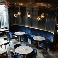 Table ronde moderne de luxe avec plateau en marbre, banquette en velours bleu, ensemble table et chaises pour café, restaurant, mobilier pour café