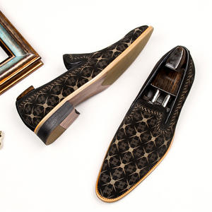 Nouvelles chaussures pour hommes en cuir anti-peau de mouton - élégantes chaussures en cuir à bout pointu gravées pour affaires et occasions décontractées - chaussures pour hommes à la mode - Product Image 2