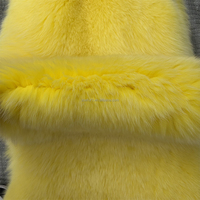 Peau de renard teinte en jaune pour vêtements, vente en gros