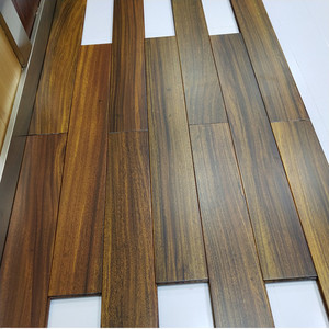 Precio al por mayor Iroko flotante suelo de madera dura para dormitorio sala de estar Villa gimnasio almacén aplicaciones - Product Image 4