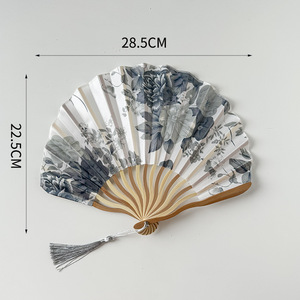 Forme de coquillage d'éventails à main en soie pliants Éventail de poche de style chinois en bambou Éventails de faveurs de fête de mariage avec pompon et sac cadeau - Product Image 2