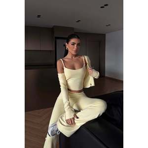 Combinaison jaune avec décoration boutonnée - Product Image 3