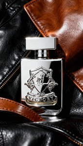 Parfum Premium SILVER Unisexe Fruité Musqué Boisé Longue Durée Pour Usage Quotidien Avec Parfum Élégant 100ml - Product Image 5