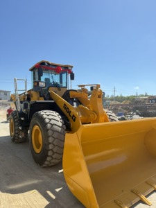 Chargeuse sur pneus Komatsu 956L 2024 jaune d'occasion, godet de 3 m, poids opérationnel de 18 tonnes, pompe de machine de 20 tonnes - Product Image 4