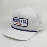 Casquette de baseball respirante à perforations découpées au laser avec patch tissé bleu marine, visière plate, ajustable, blanche, haute performance