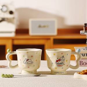 แก้วเซรามิคลายการ์ตูนน่ารักพร้อมหูจับและช้อน แก้วเดี่ยวสำหรับเด็กผู้หญิง ของขวัญวันเกิด ลายลูกสุนัข - Product Image 1