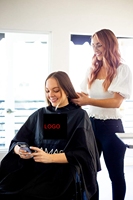 Cape de salon en nylon Vinnie CP02 avec fermeture à pression pour la coloration des cheveux et les fournitures de cosmétologie, robe de coupe de cheveux