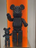 Sculpture d'ours en bois massif noir mat, 70 cm de hauteur, sculpture texturée, statue d'ours, décoration moderne pour salon, entrée, art artisanal