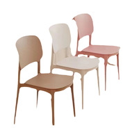 Chaise de salle à manger ergonomique moderne inclinable capitonnée en plastique avec dossier stable pour la maison, l'hôtel, la villa, les loisirs, le camping et l'usage commercial