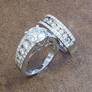 Anello di fidanzamento da donna F922 in oro bianco con diamante coltivato in laboratorio, taglio rotondo brillante, colore G, con pietre laterali - Product Image 3