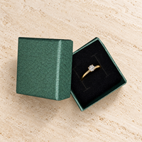 Boîtes cadeaux pour bijoux en papier texturé, disponibles en cinq tailles, avec inserts en velours noir pour bagues et colliers