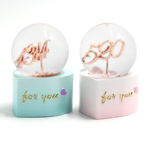 Globo de nieve Musical con forma de corazón, Base de resina 1314520, Bola de agua de poliresina para decoración del hogar, venta al por mayor - Product Image 2