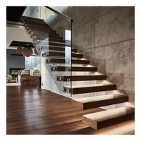 Escalier flottant en bois massif avec éclairage LED, poutres en acier invisibles et garde-corps en verre trempé