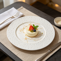 Assiette de table occidentale en porcelaine blanche de luxe avec bordure à points en relief, vaisselle fine pour restaurant et hôtel